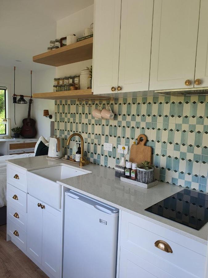 Tiny House With Greenhouse Dining Lower Hutt Ngoại thất bức ảnh