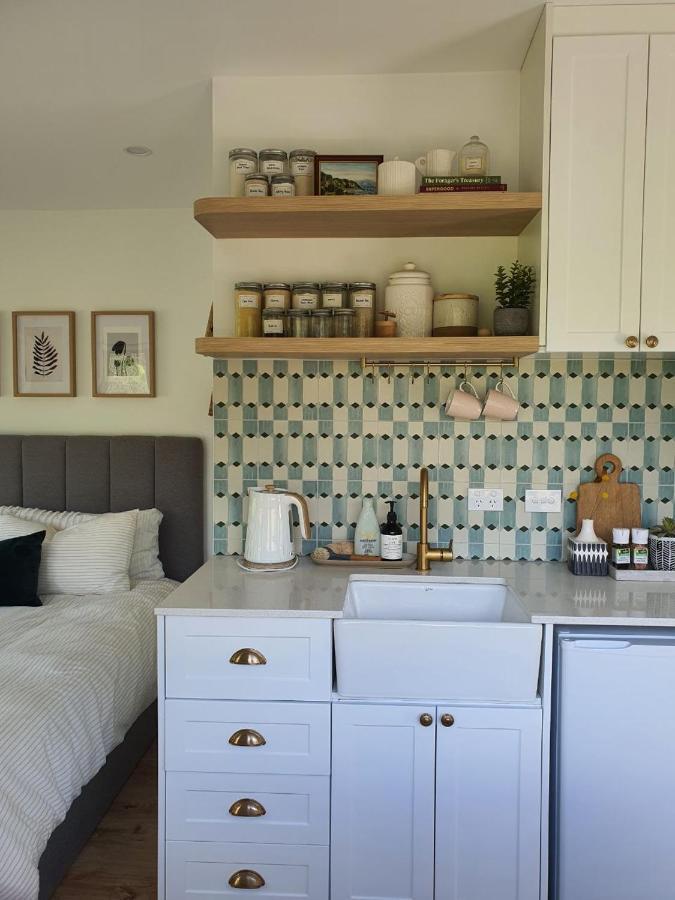 Tiny House With Greenhouse Dining Lower Hutt Ngoại thất bức ảnh